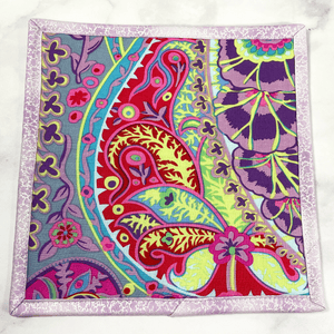 These are gorgeous Kaffe Fassett paisley jungle themed quilted potholders for your home.  The trivets are made from 100% cotton fabric and are washable.  Practical, yet beautiful when used as hot pads on your kitchen island or dining table.